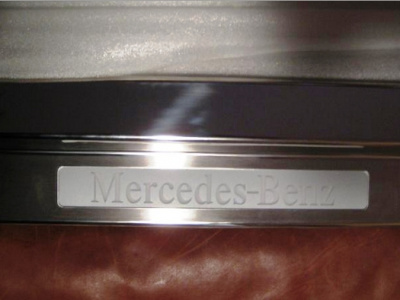 Mercedes W209 (02-) накладки порогов дверных проемов из нержавеющей стали со светящейся надписью "Mercedes-Benz", комплект 4 шт.
